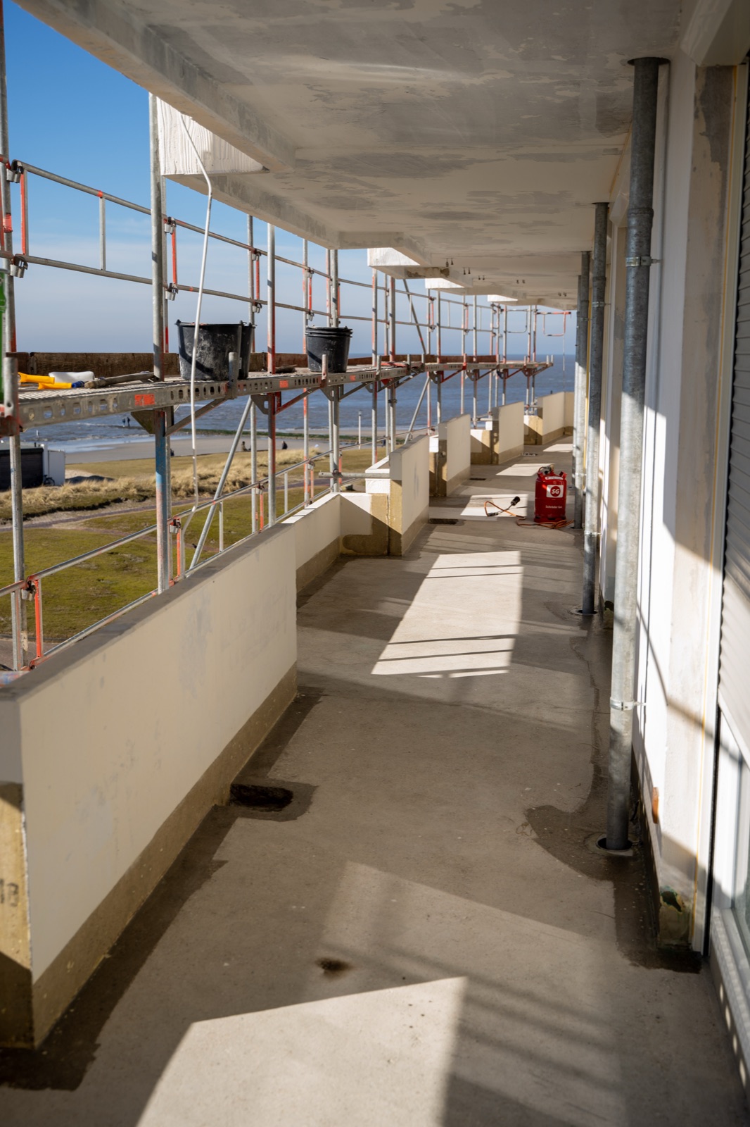 Eingerüstete Baustelle mit Meerblick