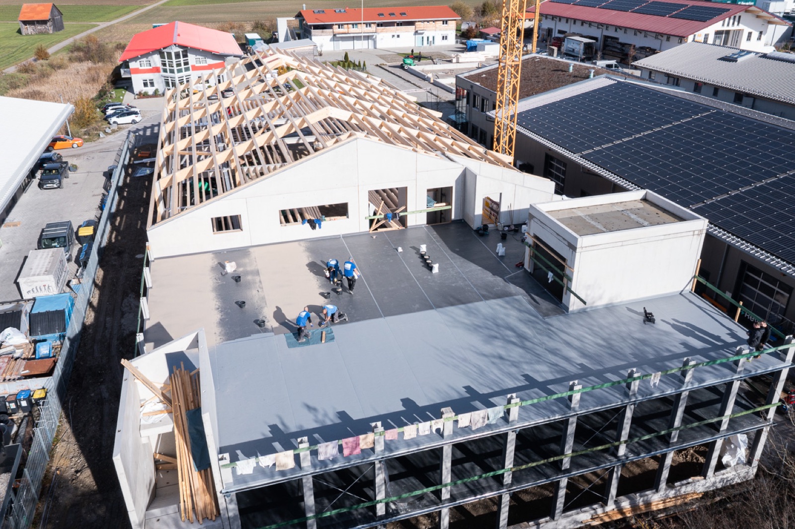 Dachbeschichtung auf einer großen Industriedachfläche