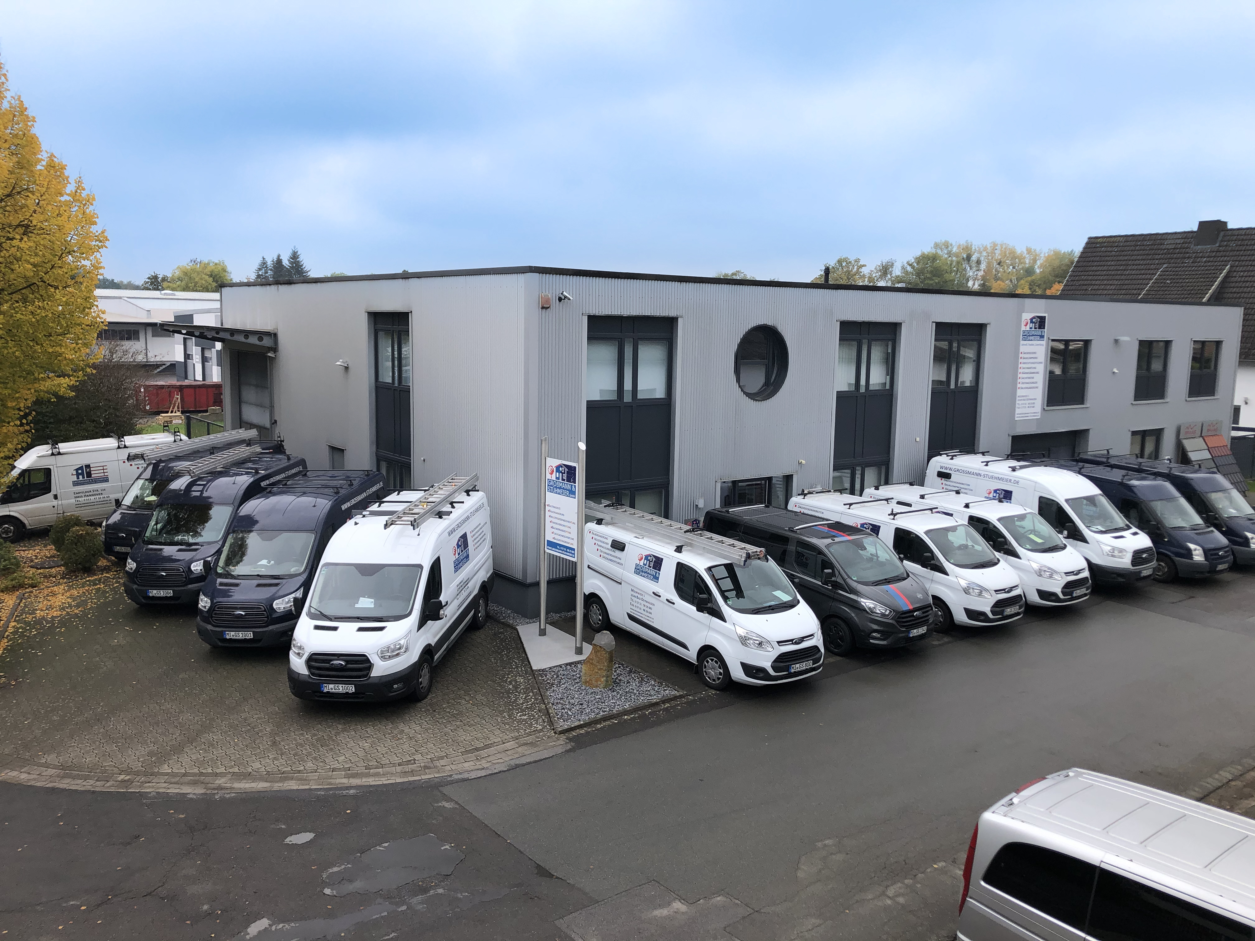 Firmensitz mit Fuhrpark