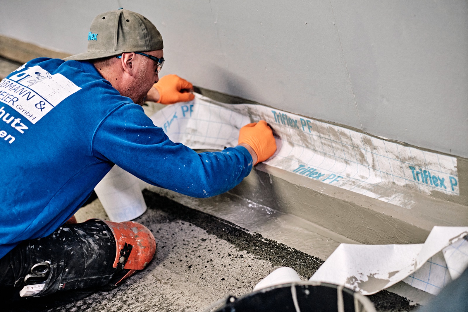 Mitarbeiter beim Verkleben einer Triflex-Folie